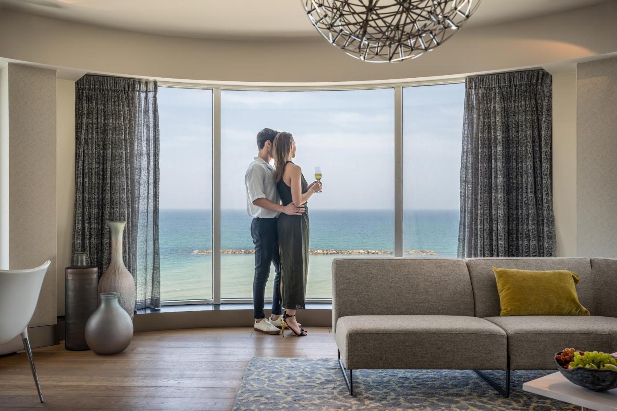 Royal Beach Hotel Tel Aviv By Isrotel Exclusive Ngoại thất bức ảnh The view from the living room of a suite at the Hilton Tel Aviv