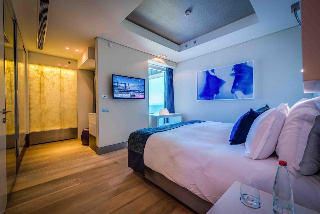 Royal Beach Hotel Tel Aviv By Isrotel Exclusive Phòng bức ảnh A bedroom at the hotel