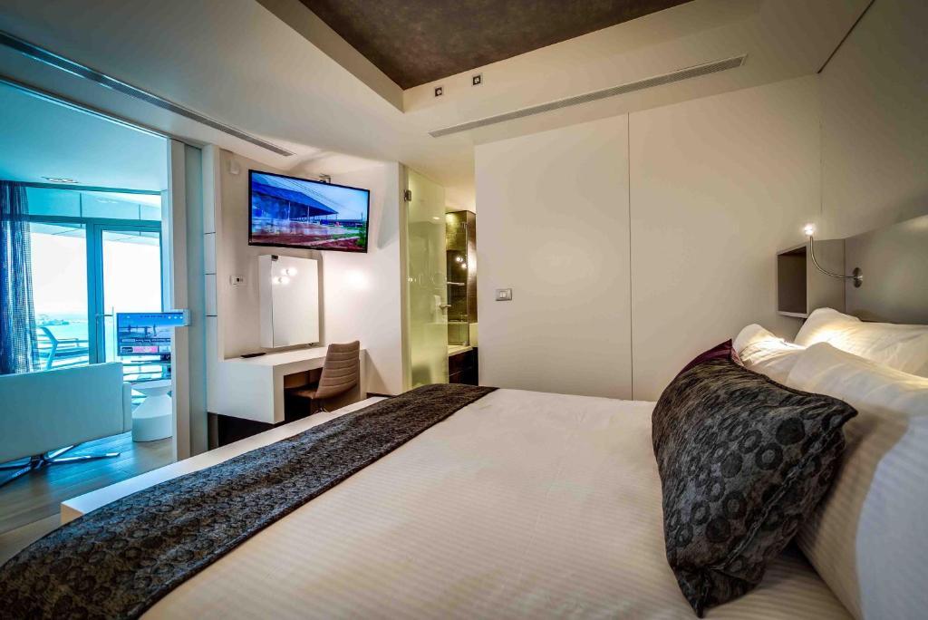 Royal Beach Hotel Tel Aviv By Isrotel Exclusive Phòng bức ảnh A bedroom at the hotel