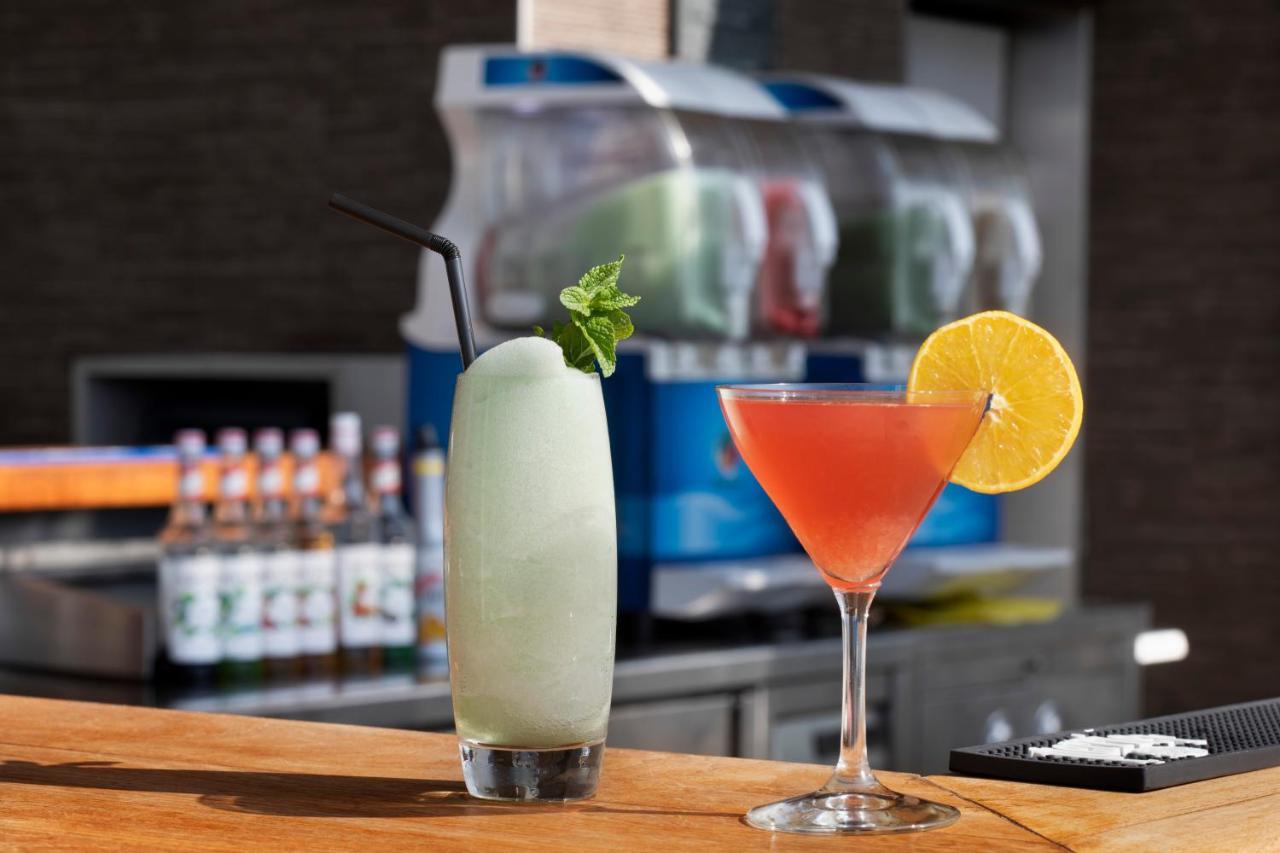 Royal Beach Hotel Tel Aviv By Isrotel Exclusive Ngoại thất bức ảnh A frozen margarita (left)